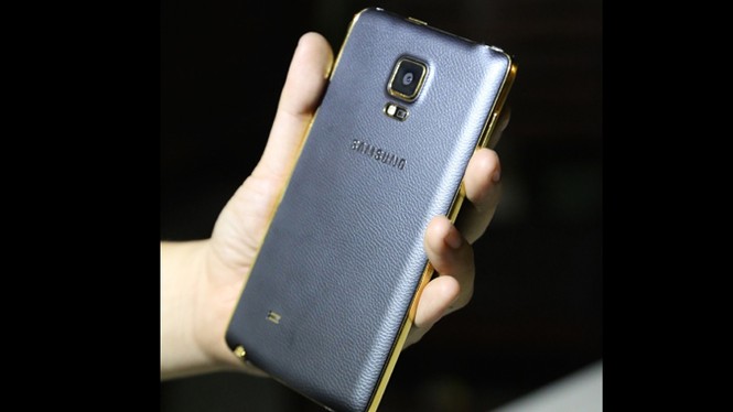 Cận cảnh Galaxy Note Edge mạ vàng tại Việt Nam - ảnh 5