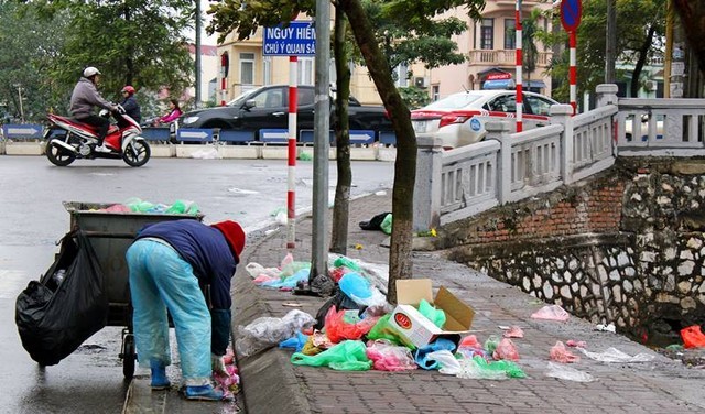 Sông, hồ thành “bãi rác” vì phóng sinh cá chép cho Táo quân - ảnh 5