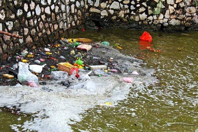 Sông, hồ thành “bãi rác” vì phóng sinh cá chép cho Táo quân - ảnh 7
