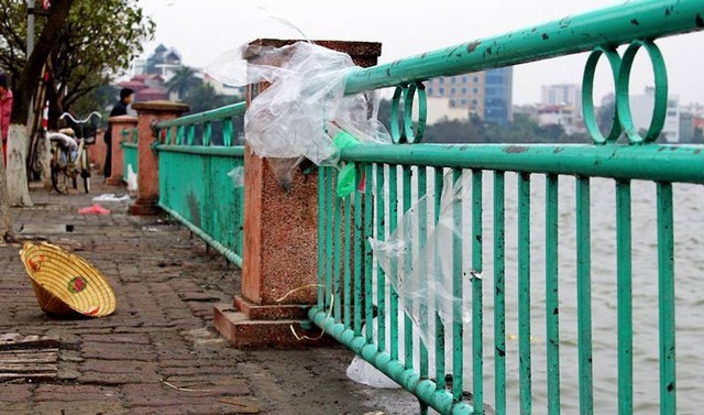 Sông, hồ thành “bãi rác” vì phóng sinh cá chép cho Táo quân - ảnh 9