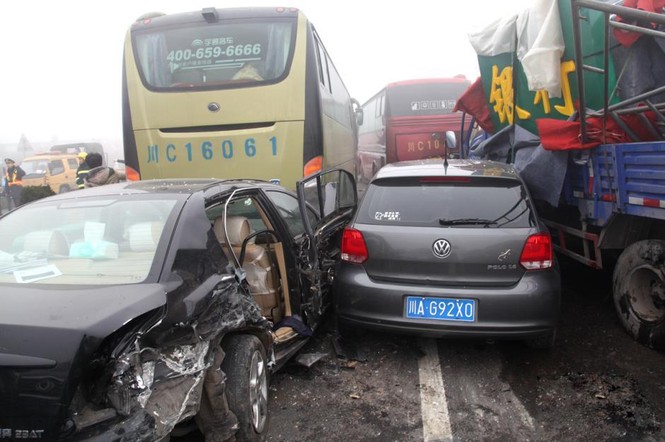 56 xe ô tô đâm nhau liên hoàn, hàng chục người thương vong - ảnh 2