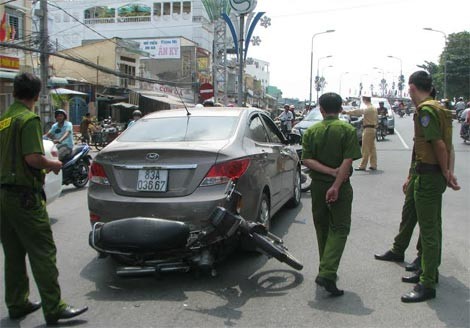 ‘Trốn’ Công an, nữ tài xế lạng lách phi như bay trên đường - ảnh 2