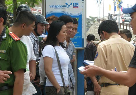 ‘Trốn’ Công an, nữ tài xế lạng lách phi như bay trên đường - ảnh 5