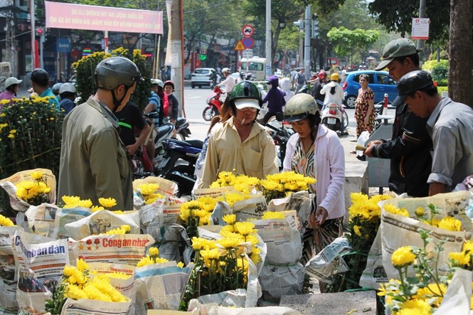 Chợ hoa xả hàng, người Sài Gòn tấp nập mua - ảnh 1