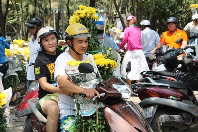 Chợ hoa xả hàng, người Sài Gòn tấp nập mua - ảnh 3