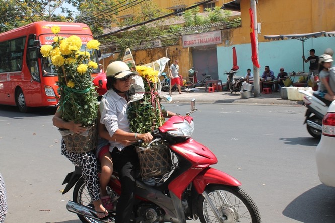 Chợ hoa xả hàng, người Sài Gòn tấp nập mua - ảnh 4