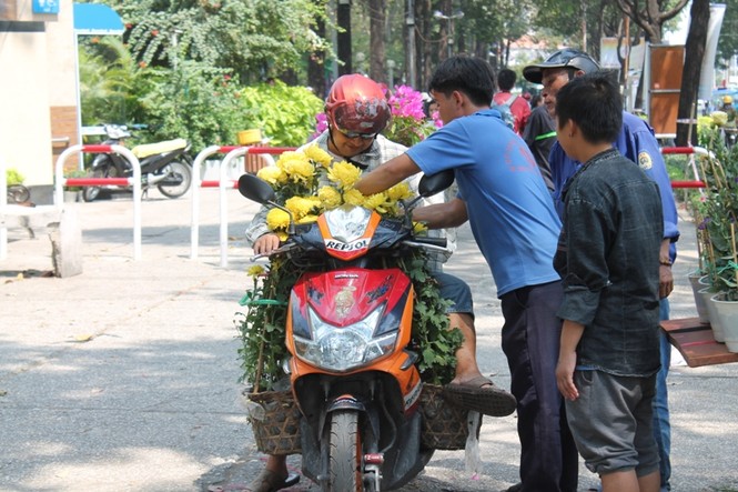 Chợ hoa xả hàng, người Sài Gòn tấp nập mua - ảnh 5