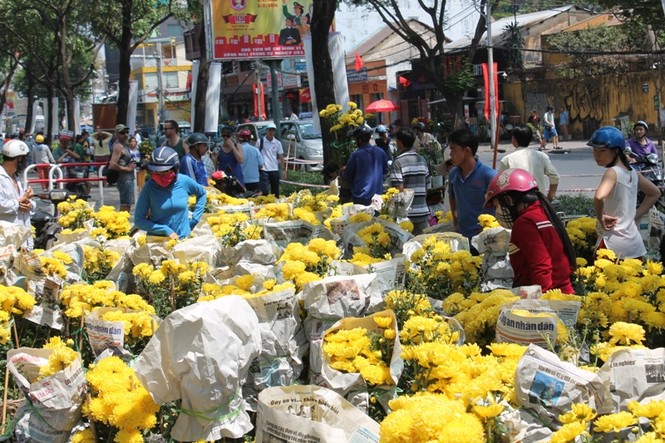 Chợ hoa xả hàng, người Sài Gòn tấp nập mua - ảnh 6