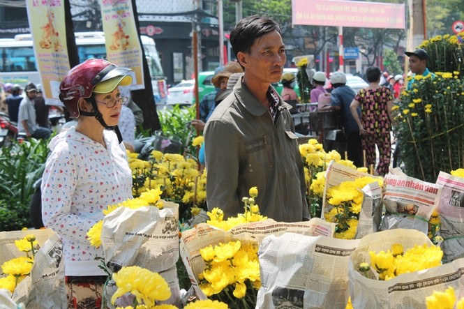 Chợ hoa xả hàng, người Sài Gòn tấp nập mua - ảnh 8