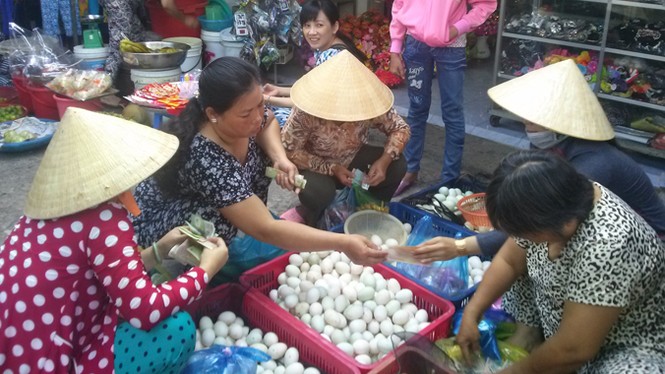 Dưa hấu giảm gần 70%, người bán “héo ruột” - ảnh 9