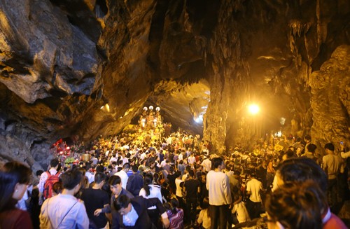 5 vạn du khách chen chân khai hội chùa Hương - ảnh 19