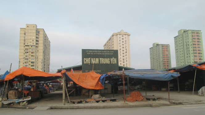 Chợ cóc giá ‘tung hoành’, dân ngán ngẩm mua sắm đầu năm - ảnh 1
