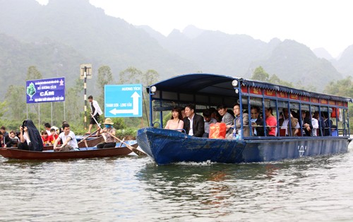 5 vạn du khách chen chân khai hội chùa Hương - ảnh 2