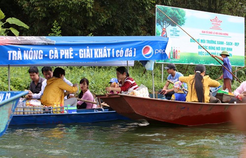 5 vạn du khách chen chân khai hội chùa Hương - ảnh 3
