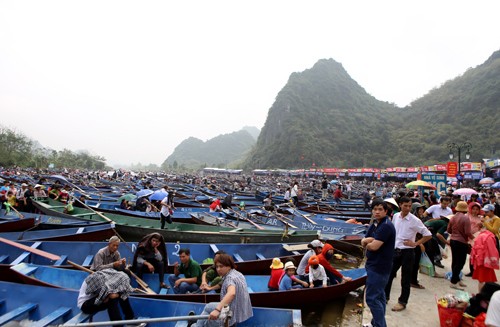 5 vạn du khách chen chân khai hội chùa Hương - ảnh 4