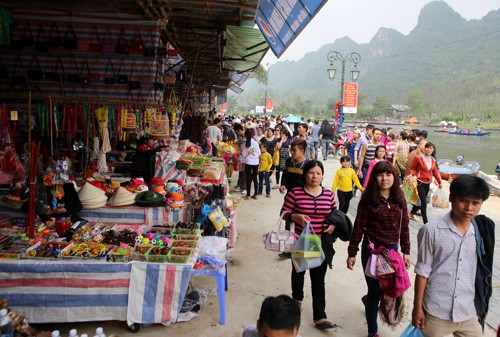 5 vạn du khách chen chân khai hội chùa Hương - ảnh 5