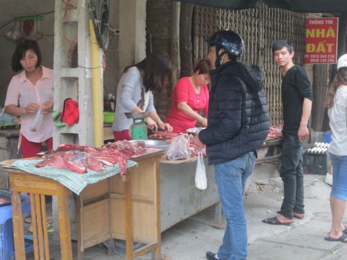 Chợ cóc giá ‘tung hoành’, dân ngán ngẩm mua sắm đầu năm - ảnh 3