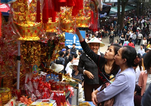 5 vạn du khách chen chân khai hội chùa Hương - ảnh 6