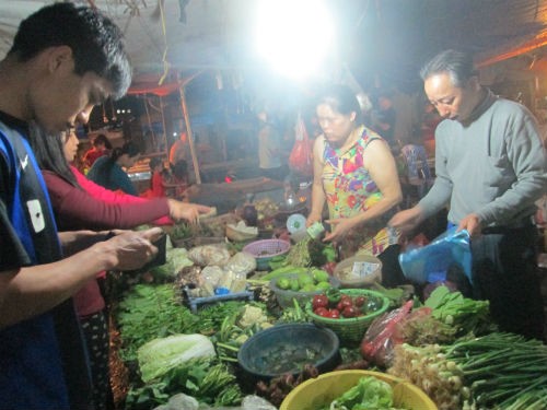 Chợ cóc giá ‘tung hoành’, dân ngán ngẩm mua sắm đầu năm - ảnh 4