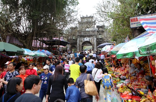 5 vạn du khách chen chân khai hội chùa Hương - ảnh 7
