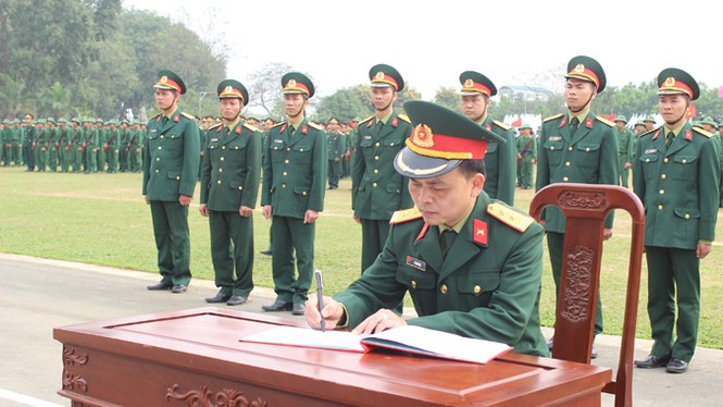 Xem bộ binh cơ giới duyệt đội ngũ, trình diễn trống hội - ảnh 1