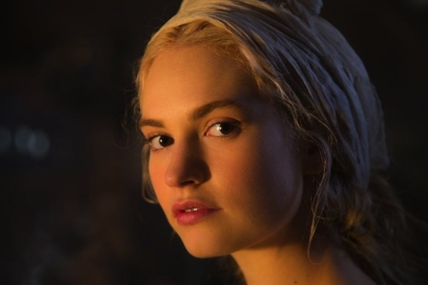 Vẻ đẹp trong veo của nàng 'Lọ Lem' Lily James - ảnh 5