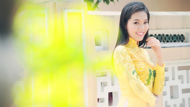 Người đẹp Trúc Mai e ấp áo dài dạo phố xuân - ảnh 15