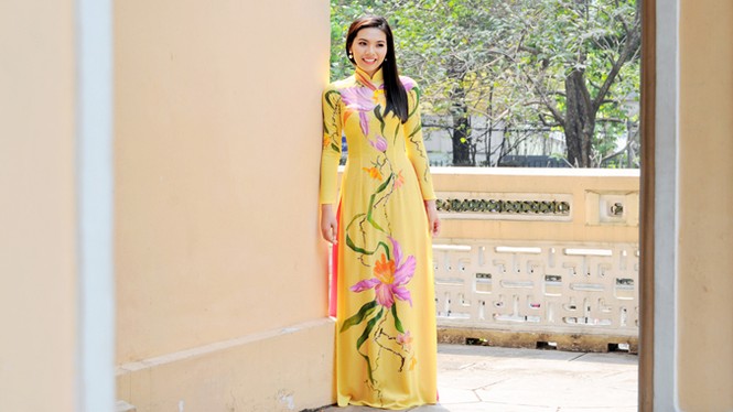 Người đẹp Trúc Mai e ấp áo dài dạo phố xuân - ảnh 9