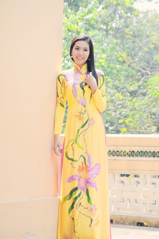 Người đẹp Trúc Mai e ấp áo dài dạo phố xuân - ảnh 10