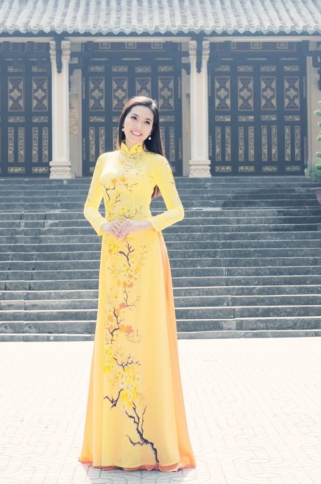 Người đẹp Trúc Mai e ấp áo dài dạo phố xuân - ảnh 12