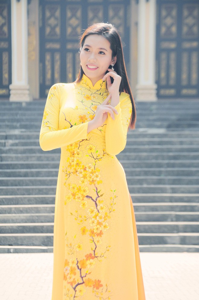 Người đẹp Trúc Mai e ấp áo dài dạo phố xuân - ảnh 13