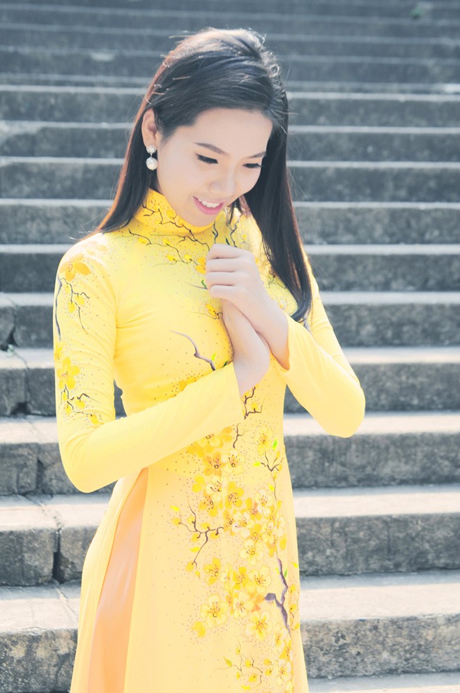 Người đẹp Trúc Mai e ấp áo dài dạo phố xuân - ảnh 14