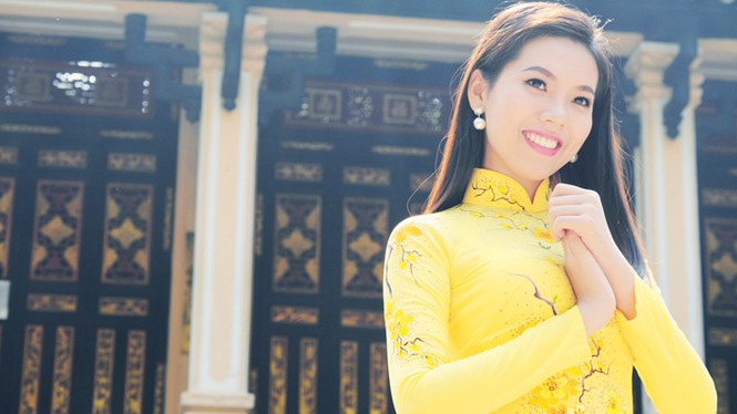 Người đẹp Trúc Mai e ấp áo dài dạo phố xuân - ảnh 3