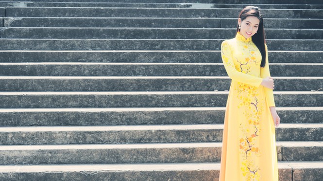 Người đẹp Trúc Mai e ấp áo dài dạo phố xuân - ảnh 5