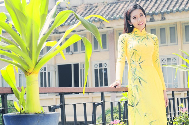 Người đẹp Trúc Mai e ấp áo dài dạo phố xuân - ảnh 6