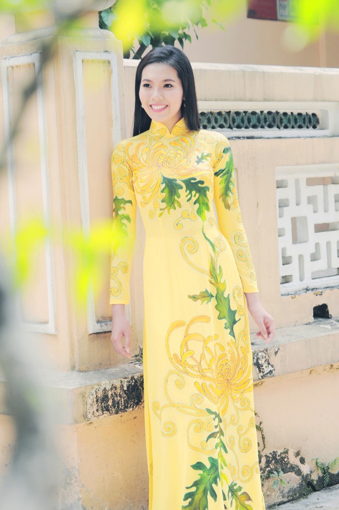 Người đẹp Trúc Mai e ấp áo dài dạo phố xuân - ảnh 2