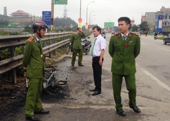 Xe máy đang chạy bất ngờ bốc cháy ngùn ngụt - ảnh 1
