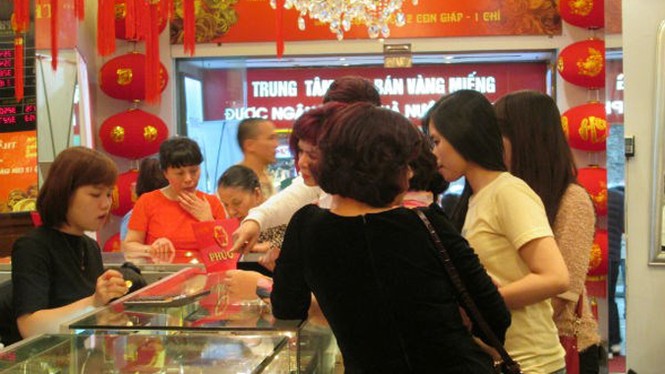 Tranh nhau đặt cọc, “cháy” vàng ngày Thần tài - ảnh 10