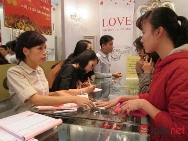 Tranh nhau đặt cọc, “cháy” vàng ngày Thần tài - ảnh 11