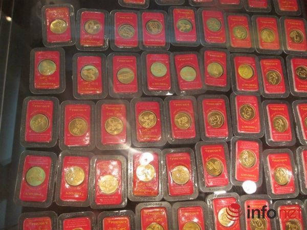 Tranh nhau đặt cọc, “cháy” vàng ngày Thần tài - ảnh 13