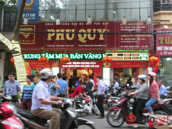 Tranh nhau đặt cọc, “cháy” vàng ngày Thần tài - ảnh 1