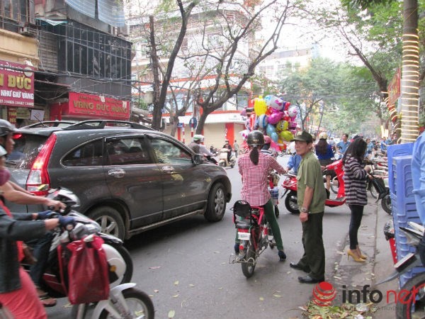 Tranh nhau đặt cọc, “cháy” vàng ngày Thần tài - ảnh 2