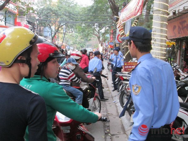 Tranh nhau đặt cọc, “cháy” vàng ngày Thần tài - ảnh 3