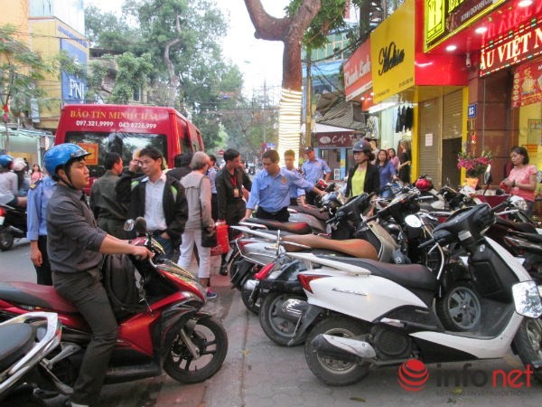 Tranh nhau đặt cọc, “cháy” vàng ngày Thần tài - ảnh 4