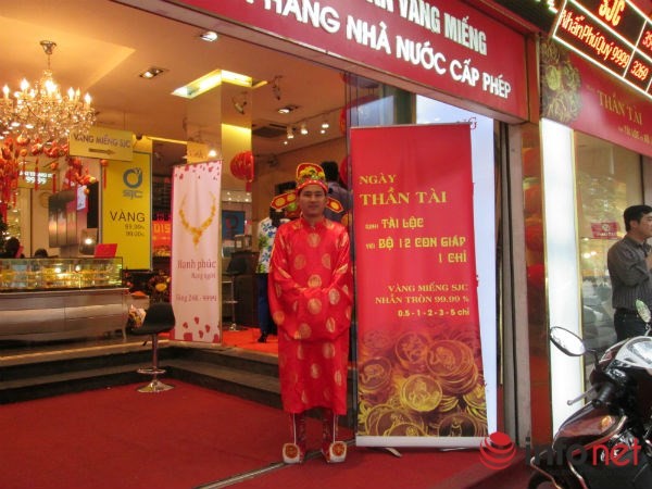 Tranh nhau đặt cọc, “cháy” vàng ngày Thần tài - ảnh 5