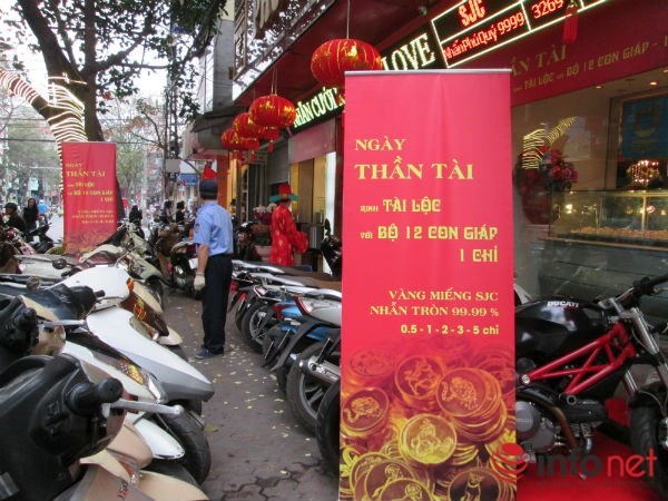 Tranh nhau đặt cọc, “cháy” vàng ngày Thần tài - ảnh 7