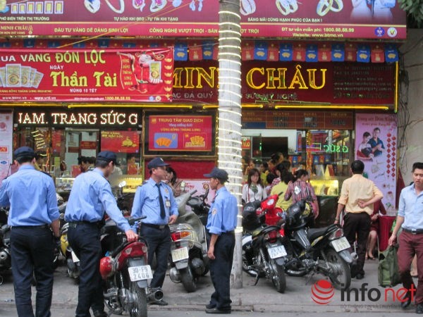 Tranh nhau đặt cọc, “cháy” vàng ngày Thần tài - ảnh 8