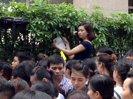 Thi công chức: Cửa vào hé rất nhỏ! - ảnh 1