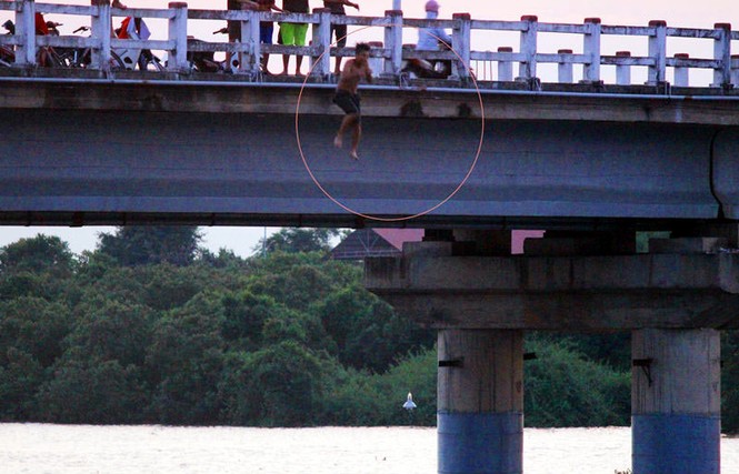 Pha nhảy cầu khiến người đi đường 'dựng tóc gáy - ảnh 8