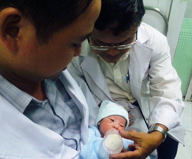 Bé trai sơ sinh còn nguyên cuống rốn bị vứt trong thùng rác - ảnh 1